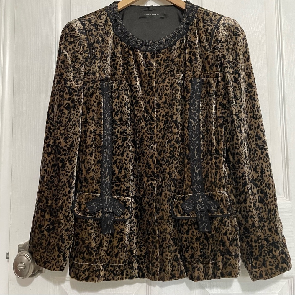 ELLE TAHARI Velvet leopard print lined jacket withh pockets and lace trim